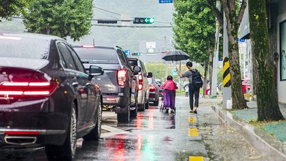 지난 9월 6일 힌남노 태풍의 영향으로 강한 비가 내리던 날, 구미역 뒷길에서 우산 없이 비를 맞고 유모차를 끌고 가던 할머니에게 김규민 씨가 우산을 씌워 함께 걸어가는 모습. 이 사진은 경북지역 한 언론에 미담 사례로 처음 보도됐다. 사진 경북문화신문