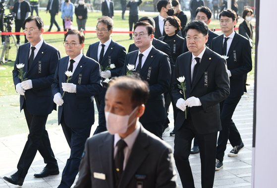 국민의힘 소속 의원들이 1일 오후 서울 중구 서울광장에 마련된 이태원 사고 사망자 합동분향소를 찾아 조문하고 있다. 왼쪽부터 이만희,이채익, 김용판, 정우택, 조은희, 장제원, 김웅 의원. 뉴스1