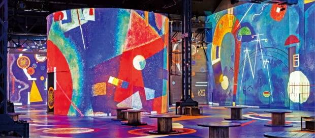 프랑스 파리 ‘아틀리에 데 뤼미에르’의 바실리 칸딘스키 작품 미디어아트.