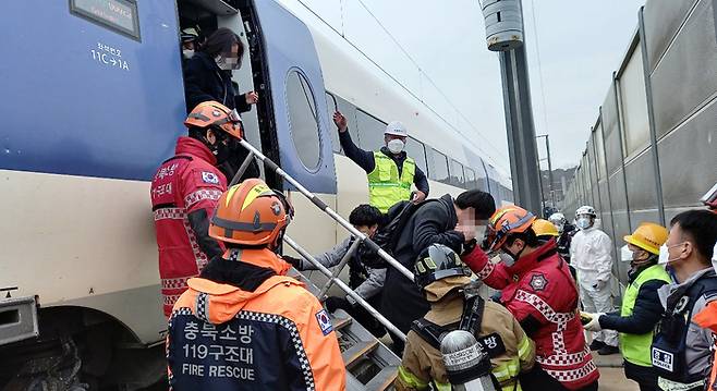 지난 1월 5일 오후 서울에서 동대구로 가던 KTX-산천 열차가 철로를 이탈해 승객들이 대체 열차로 이동하고 있다. 충북소방본부 제공