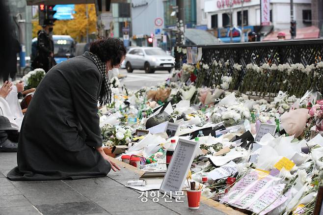 한 시민이 3일 서울 용산구 이태원역 1번 출구 추모공간에서 이태원 핼러윈 참사 희생자들을 추모하고 있다. /한수빈 기자