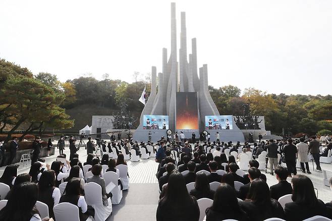 3일 광주 서구 학생독립운동기념탑 앞에서 제93주년 학생독립운동 기념식이 열리고 있다.  연합뉴스 제공