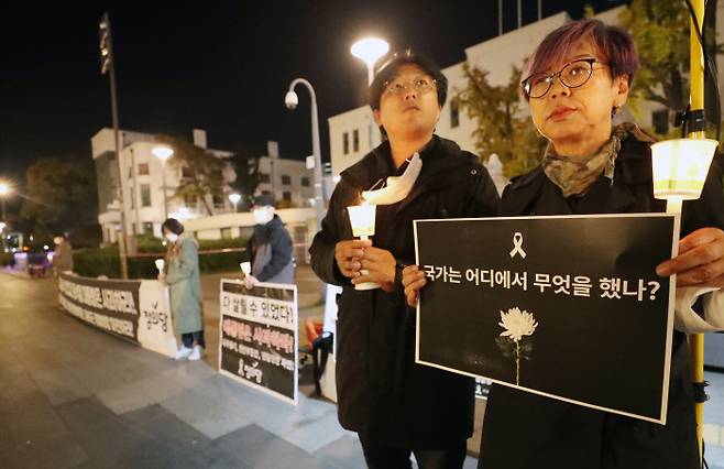 광주 시민 “국가는 무엇을 했나” 3일 오후 광주 동구 5·18민주광장에서 이태원 참사 희생자들을 추모하고 책임자를 규탄하는 침묵 촛불집회가 열리고 있다. 연합뉴스