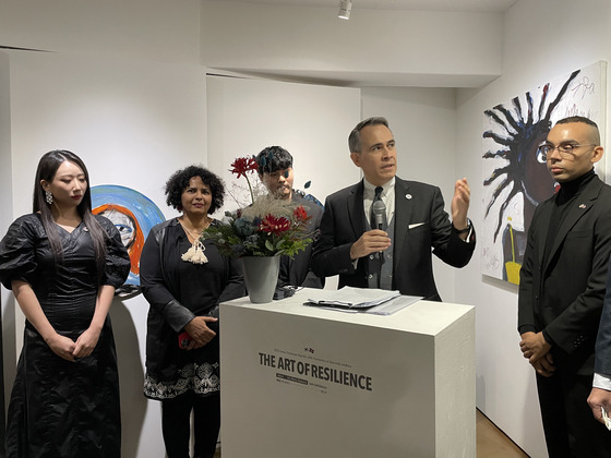 Federico Alberto Cuello Camilo, ambassador of the Dominican Republic to Korea, speaks at the opening ceremony of ″The Art of Resilience,″ a solo exhibition by Dominican artist Iris Pérez Romero, second from left, at the Trinity Gallery in Seoul on Wednesday. Trinity Park, director of the gallery, stands far left. [ESTHER CHUNG]