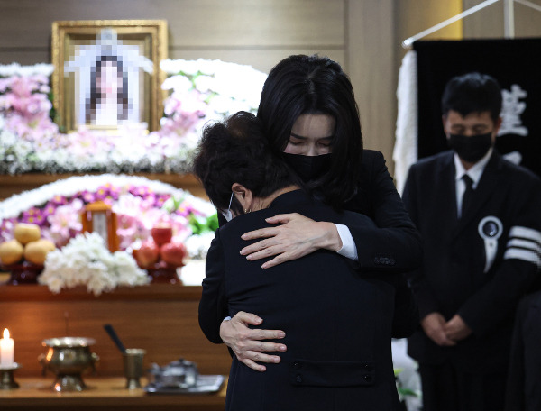 김건희 여사가 2일 이태원 참사로 숨진 고교생의 빈소가 마련된 서울 노원구의 한 장례식장에서 유족을 끌어안고 있다. 김 여사는 고인의 여덟 살 남동생에게 “어른들이 누나를 지켜주지 못해 정말 미안하다”고 말했다. 대통령실 제공