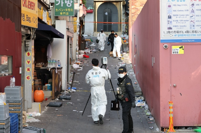 지난달 31일 오후 서울 용산구 이태원에서 국립과학수사연구원 및 경찰 관계자 등이 현장감식을 벌이고 있는 모습. 연합뉴스