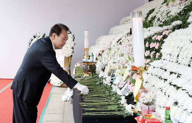 윤석열 대통령이 3일 오전 서울광장에 마련된 이태원 사고 사망자 합동분향소를 방문, 헌화하고 있다. [대통령실통신사진기자단]