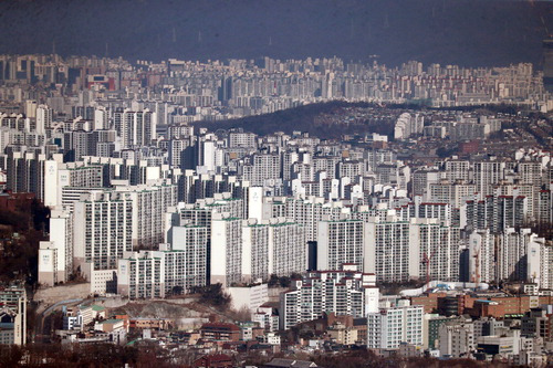 주담대 금리가 연말연시 10%에 육박할 것이라는 전망이 나오면서 밀어내기 분양에 나설 예정이던 건설업계의 우려가 커지고 있다. 사진은 서울 성북구 아파트 전경.  【매경DB】