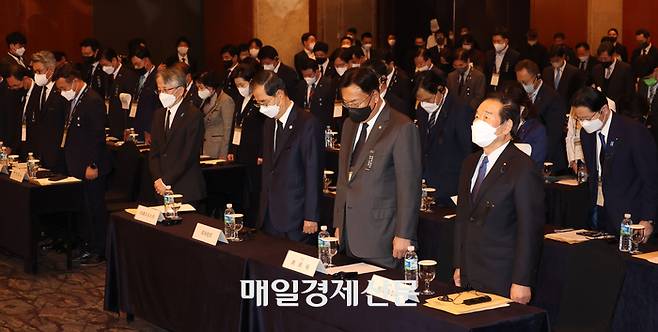 3일 서울 중구 롯데호텔에서 열린 한일·일한의원연맹 합동총회 개회식에서 한덕수 국무총리(왼쪽 두번째), 정진석 한일의원연맹 회장(오른쪽 두번째), 누카가 후쿠시로 일한의원연맹 회장(오른쪽 첫번째)등 참석자들이 이태원 사고 희생자들을 추모하는 묵념을 하고 있다. 2022.11.03. [이승환기자]