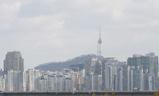 한국부동산원에 따르면 10월 마지막주 서울 아파트값은 23주 연속 하락하면서 10년 4개월만에 최대 낙폭을 기록했다. /사진=뉴스1