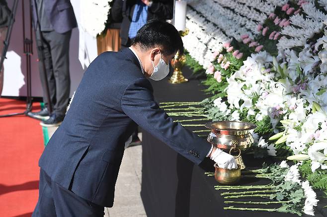 권오갑 현대중공업그룹 회장이 지난달 31일 오전 서울광장에 마련된 '이태원 참사' 희생자 합동분향소를 찾아 분향하고 있다. /사진=공동취재