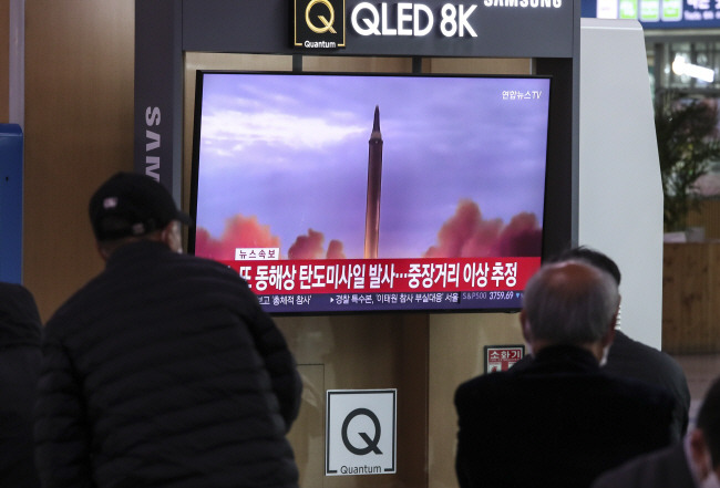 충격 : 시민들이 3일 오전 서울역 대합실에서 북한이 동해상으로 대륙간탄도미사일(ICBM)로 추정되는 미사일을 발사한 뉴스를 보고 있다. 북한은 전날 단거리탄도미사일 등 25발을 발사한 데 이어 이날 미사일 3발을 또 발사했다.  뉴시스