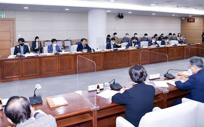 강기정 광주광역시장이 지난달 25일 오후 시의회 대회의실에서 열린 ‘무등산 난개발 방지를 위한 민·관·정위원회 15차 본회의’에 참석해 옛 신양파크호텔 공유화사업과 관련, 회의를 주재하고 있다.[광주광역시 제공]