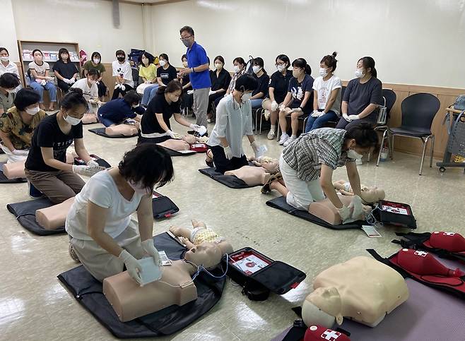 자동심장충격기(AED)를 이용한 심폐소생술(CRP) 교육 모습 [영등포구 제공]