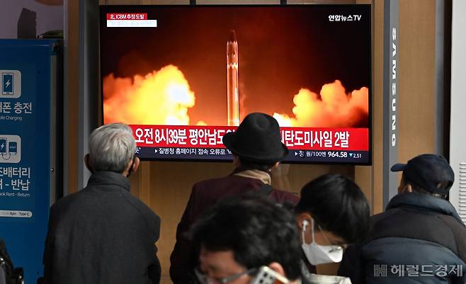 3일 북한이 대륙간탄도미사일(ICBM)로 추정되는 북한의 장거리 탄도미사일 1발과 단거리 탄도미사일 2발을 동해상으로 발사한 가운데 서울 용산구 서울역 대합실에서 시민들이 관련 뉴스를 살펴보고 있다. 임세준 기자