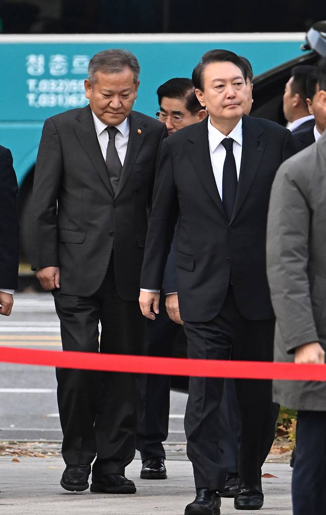 윤석열 대통령과 이상민 행정안전부 장관이 이태원 참사 엿새째인 3일 서울 중구 서울광장에 마련된 합동분향소를 방문해 조문을 하고 있다. 임세준 기자