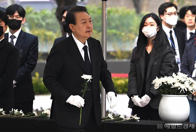 윤석열 대통령이 이태원 참사 엿새째인 3일 서울 중구 서울광장에 마련된 합동분향소를 방문해 조문을 하고 있다. 임세준 기자