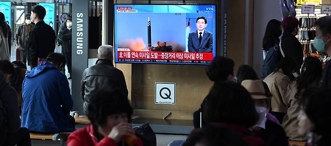 3일 북한이 대륙간탄도미사일(ICBM)로 추정되는 북한의 장거리 탄도미사일 1발과 단거리 탄도미사일 2발을 동해상으로 발사한 가운데 서울 용산구 서울역 대합실에서 시민들이 관련 뉴스를 살펴보고 있다. 임세준 기자