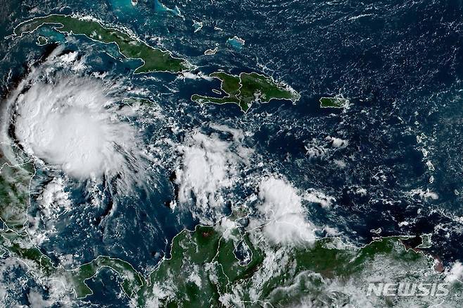 [ AP/뉴시스] 11월 1일 오전 8시 40분 NOAA 인공위성이 카리브해의 쿠바 상공에서 촬영한 열대성 폭풍 리사의 모습.  리사는 2일 허리케인으로 강화되어 벨리즈를 통과,  3일 과테말라와 멕시코에 상륙한다고 미 국립 허리케인센터가 밝혔다.