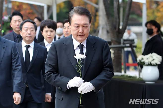 [서울=뉴시스] 전신 기자 = 윤석열 대통령이 3일 서울광장에 마련된 이태원 사고 사망자 합동분향소에서 헌화를 위해 이동하고 있다. 2022.11.03. photo1006@newsis.com