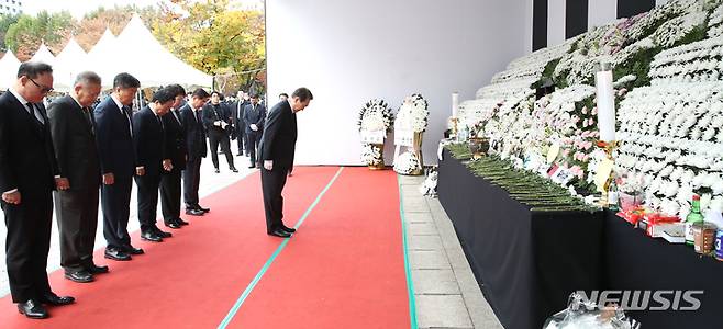 [서울=뉴시스] 전신 기자 = 윤석열 대통령이 3일 서울광장에 마련된 이태원 사고 사망자 합동분향소를 방문해 묵념하고 있다. 2022.11.03. photo1006@newsis.com