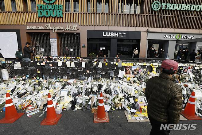 [서울=뉴시스] 고승민 기자 = 3일 서울 용산구 이태원역 1번 출구 앞에 마련된 '이태원 사고' 희생자 추모 공간에서 시민들이 희생자들을 추모하고 있다. 2022.11.03. kkssmm99@newsis.com