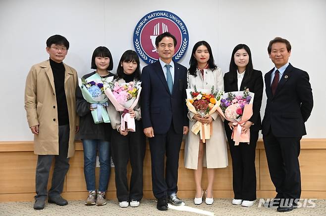 [전주=뉴시스]윤난슬 기자 = 전북대학교는 '2022 가람 이병기 청년시문학상·최명희 청년소설문학상' 수상자 4명을 선정, 시상했다고 3일 밝혔다. 왼쪽부터 김병용 혼불기념사업회 대표, 김평강 학생, 유수원 학생, 김동원 전북대 총장, 최윤정 학생, 백채윤 학생, 오창환 전북대 신문방송사 주간.(사진=전북대 제공)