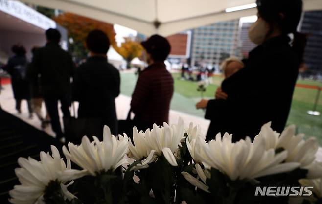 [서울=뉴시스] 이영환 기자 = 3일 오전 서울 중구 서울광장에 마련된 이태원 사고 사망자 합동 분향소를 찾은 시민들이 조문 순서를 기다리고 있다. 2022.11.03. 20hwan@newsis.com