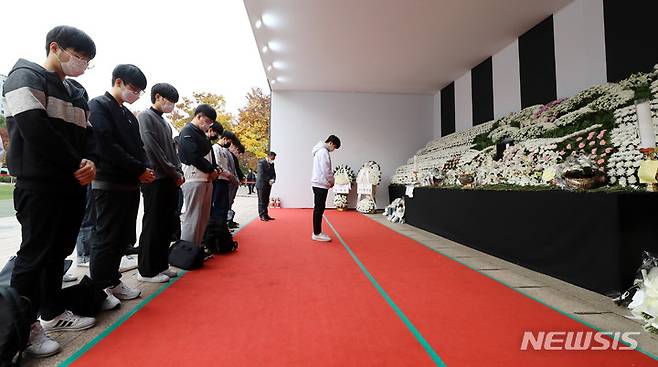 [서울=뉴시스] 이영환 기자 = 3일 오전 서울 중구 서울광장에 마련된 이태원 사고 사망자 합동 분향소를 찾은 학생들이 조문을 하고 있다. 2022.11.03. 20hwan@newsis.com