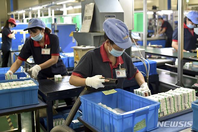 [창싱(중국 저장성)=AP/뉴시스]2015년 9월1일 중국 저장(浙江)성 창싱(長興)현의 한 공장에서 근로자들이 리튬 배터리를 조립하고 있다. 캐나다 정부가 배터리와 첨단제품에 사용되는 중요 광물들의 공급에 대한 외국 개입에 제한을 가한 후 캐나다의 중국 리튬 광산회사 3곳이 3일 캐나다 정부로부터 자산을 매각하라는 명령을 받았다. 2022.11.3