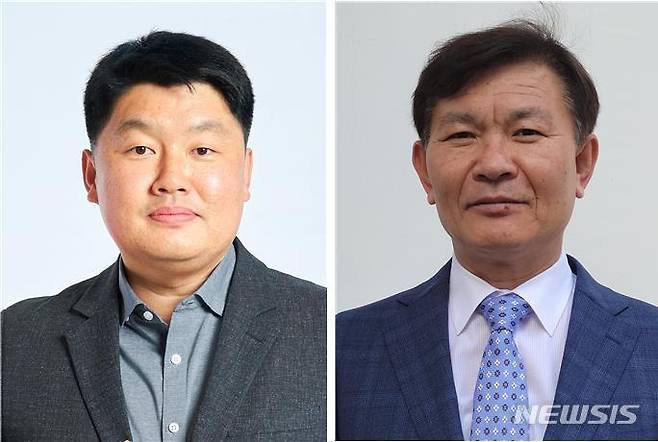 [창원=뉴시스] 경남 창원상공회의소 주최 ‘2022 경남스타트업 IR대전’ 대상 수상기업인 ㈜트윈위즈 김창수(왼쪽) 대표이사와 우수상 수상 ㈜로아메드 최임철 대표이사.(사진=창원상의 제공) 2022.11.03. photo@newsis.com