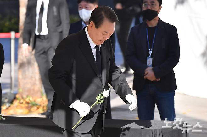 윤석열 대통령이 2일 오전 서울광장에 마련된 이태원 사고 사망자 합동분향소를 찾아 헌화를 위해 이동하고 있다. 류영주 기자