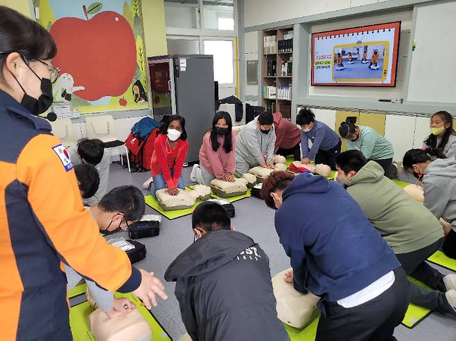 경북 포항남부소방서는 3일 대보초등학교 학생을 대상으로 '찾아가는 안전체험교실'을 운영했다. 교육은 △화재 시 대피요령 △심폐소생술 실습 △소화기사용법 △119신고방법 △생활안전 교육 등으로 펼쳐졌다. 포항남부소방서 제공