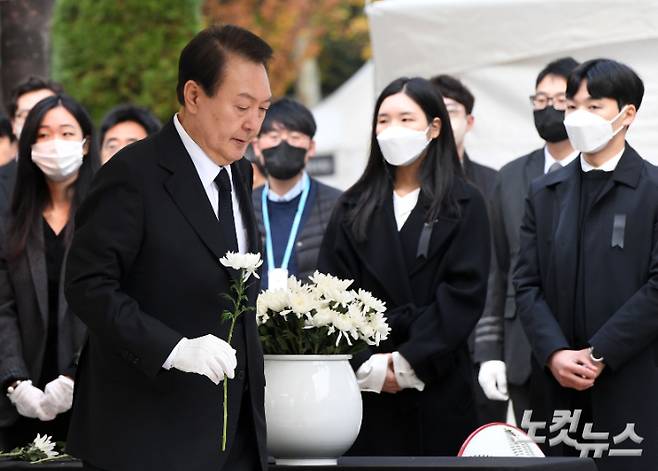 윤석열 대통령이 3일 오전 서울광장에 마련된 이태원 참사 합동분향소를 찾아 헌화를 하기 위해 이동하고 있다. 황진환 기자