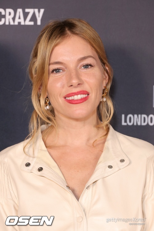 Actor Sienna Miller, 40, confessed she was told to get off (f-k-off) when she demanded equal pay for a male cast member on Broadway.Sienna Miller recently said in an interview with British Vogue that she was shocked to hear that she was off because she demanded an equal pay from a powerful Broadway producer.He said the male actor was offered less than half of the income he earned from Play.I told the producers, This is not about money, its about fairness and respect; I think theyll come back and say, Of course, of course, Miller said.They just said, Then fuck off, he recalled.Miller described the time as an important moment that made him realise Im equally entitled to pay for what Ive done.Miller remained tight-lipped about the play in question, but he only appeared in a total of two shows on Broadway, including Miss Julie in 2009 and Cabaret in 2014.Miller, on the other hand, told the story of the black panther and Patricio Fern ⁇ ndez Chadwick Bose Corporation.Together, they starred in the 2019 film 21 Bridges: Terror Shutdown, in which Miller noticed a significant pay gap between the two.Bose Corporation alone eventually took a pay cut to raise Millers pay and cut its own share, which Miller described as an extraordinary act.Im telling you this because it shows who he was, Miller said, adding, 21 Bridges: Terror Shutdown was a pretty big-budget movie.Everyone understood and knew about the wage gap in Hollywood, but I asked for a performance fee that the production company could not easily accept. I was hesitant to return to work, and my daughter was in an uncomfortable time, such as starting school, so I said, I want to be compensated (for the performance fee) fairly.Patricio Fern ⁇ ndez Chadwick eventually cut his fee to get the one I asked for, and he said it was worth it.It was the most amazing thing Ive ever experienced in the entertainment industry, recalled Bose Corporation, which was also the executive producer of the 2019 film.Meanwhile, Bose Corporation died at the age of 43 after suffering from colorectal cancer in 2020.
