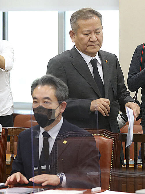 이상민 행정안전부 장관(오른쪽)이 지난 1일 서울 여의도 국회에서 열린 행정안전위원회 전체회의에 출석해 이태원 압사 참사 관련 현안보고를 마친 후 자리로 이동하고 있다. 왼쪽은 윤희근 경찰청장. 뉴시스