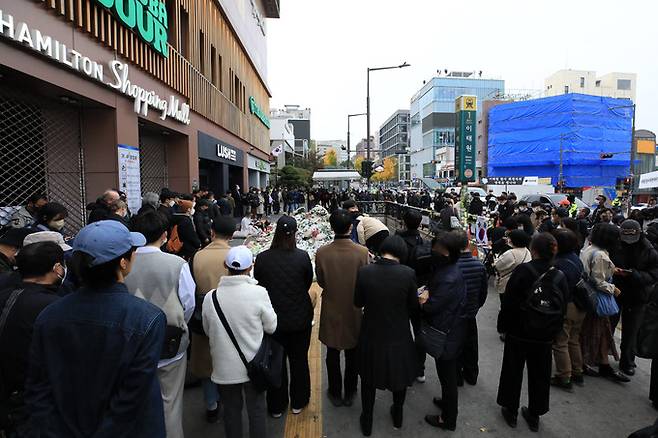 3일 오후 '이태원 압사 참사' 추모공간이 마련된 서울 용산구 이태원역 1번출구에서 시민들이 희생자들을 추모하고 있다. 뉴스1