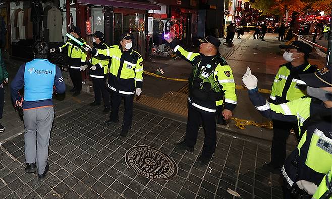 지난 10월 29일 서울 용산구 이태원동 일대에 핼러윈을 맞아 인파가 몰려 대규모 인명사고가 발생, 경찰이 사고 현장 인근을 통제하고 있다. 연합뉴스