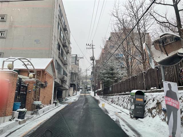 서울 중랑구가 겨울철 강설 및 결빙으로 인한 안전사고를 예방하기 위해 도로열선을 설치한 모습.중랑구 제공
