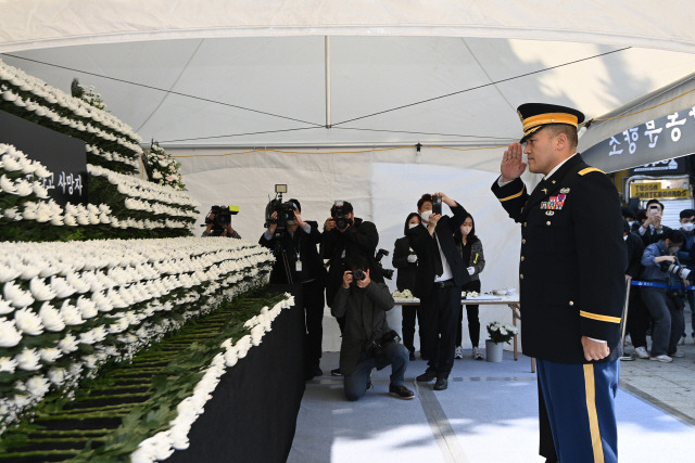 로이드 브라운 주한미군 용산기지 사령관이 지난달 31일 오전 서울 용산구 이태원광장에 마련된 이태원 사고 사망자 합동분향소에서 헌화를 마치고 경례하고 있다. [공동취재]