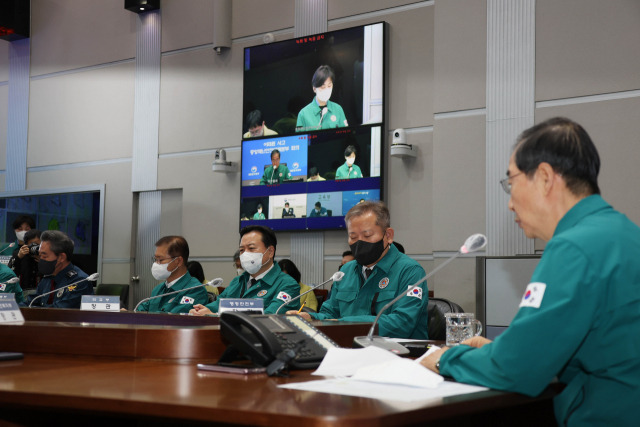 한덕수 국무총리가 3일 정부서울청사 중앙재난안전대책본부 상황실에서 이태원 사고 중대본 회의를 주재하고 있다. 연합뉴스