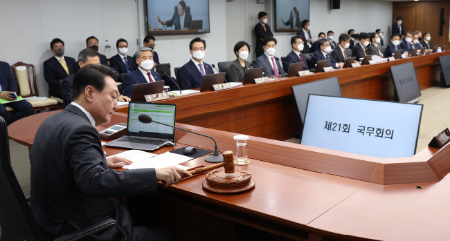 윤석열 대통령이 5월 12일 서울 용산 대통령실 청사에서 첫 임시 국무회의를 주재하고 있다. [대통령실사진기자단]