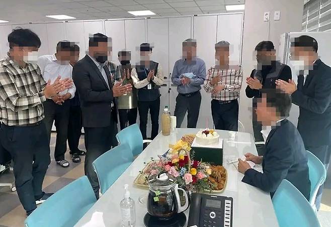 전남 해남군청 한 부서 직원들이 '이태원 참사' 국가애도기간과 평일 근무시간 사무실에서 간부 공무원의 생일 축하 파티를 열어 논란이 일고 있다. ⓒ페이스북