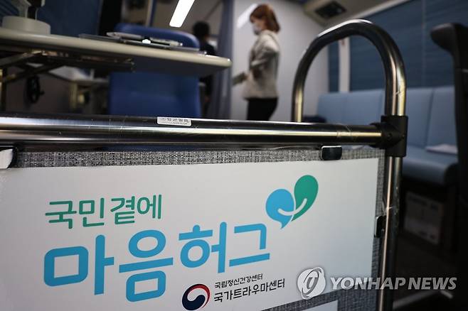 상담 준비하는 마음안심버스 관계자들 (서울=연합뉴스) 서대연 기자 = 이달 1일 서울 용산구 녹사평역 합동분향소에서 운영되는 이태원 사고 심리 상담 지원 마음안심버스에서 관계자들이 상담을 준비하고 있다. 2022.11.3 dwise@yna.co.kr