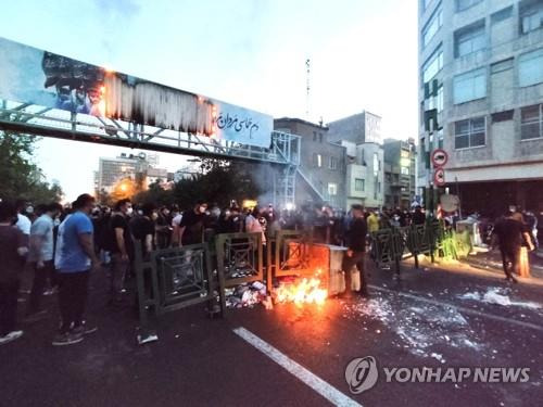 이란 '히잡 미착용 여성 의문사' 항의 시위(2022.9.22, 기사와 직접 관련 없음) [EPA 연합뉴스 자료사진. DB 및 재판매 금지]