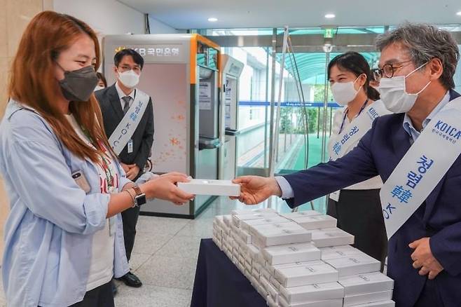 코이카 청렴 백설기 나눔행사 장면 [코이카 제공]