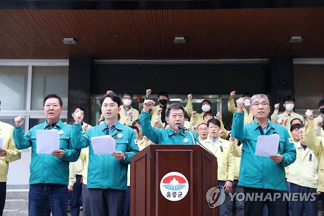 북한 규탄 대회 (울릉=연합뉴스) 손대성 기자 = 국민의힘 김병욱 국회의원(경북 포항 남구·울릉), 남한권 울릉군수 등이 3일 울릉군청 앞에서 북한의 동해 탄도미사일 발사를 규탄하는 성명서를 발표하고 있다.
    북한이 지난 2일 울릉도 방향으로 탄도미사일을 쏘면서 울릉도에서는 공습경보가 발령됐다. 2022.11.3 sds123@yna.co.kr