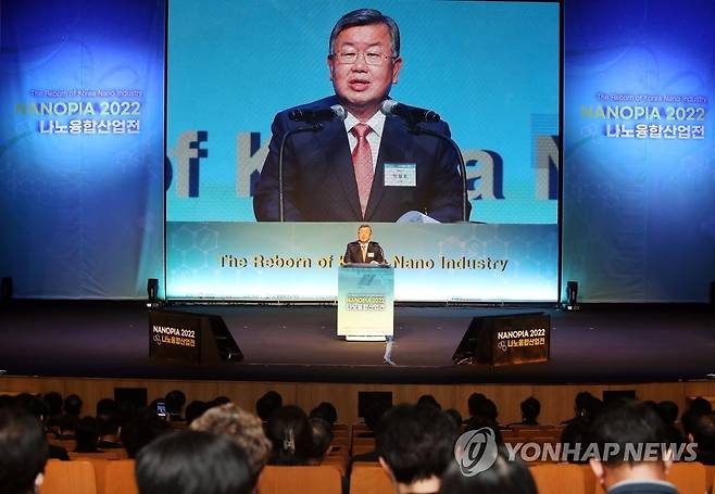 밀양 나노산업융합전 개막 (밀양=연합뉴스) 3일 경남 밀양시 밀양라리랑아트센터에서 개막한 나노융합산업전에서 박일호 밀양시장이 인사말을 하고 있다.  2022.11.3 [밀양시 제공. 재판매 및 DB 금지] seaman@yna.co.kr