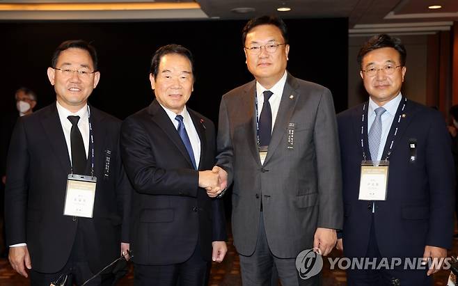 악수하는 한일·일한의원연맹 회장 (서울=연합뉴스) 김승두 기자 = 정진석 한일의원연맹 회장(오른쪽 두 번째)과 누카가 후쿠시로 일한의원연맹 회장(왼쪽 두 번째)이 3일 서울 중구 롯데호텔에서 열린 한일·일한의원연맹 합동총회 개회식에 참석해 악수하고 있다. 2022.11.3 kimsdoo@yna.co.kr