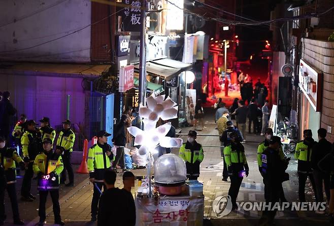 이태원 참사 현장 통제하는 경찰들 ※ 기사와 직접 관련이 없습니다.
(서울=연합뉴스) 지난달 30일 경찰이 서울 용산구 이태원 핼러윈 인명사고 현장을 통제하고 있는 모습. [연합뉴스 자료사진]